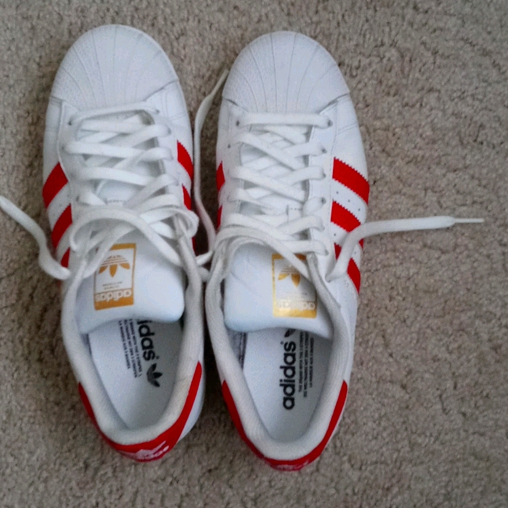 Tennis shoes